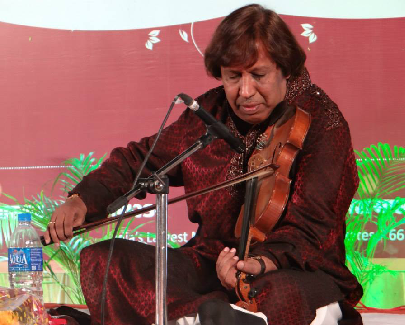 Pandit Atulkumar Upadhye pulls in the audience with his exhilarating and melodious performance on violin